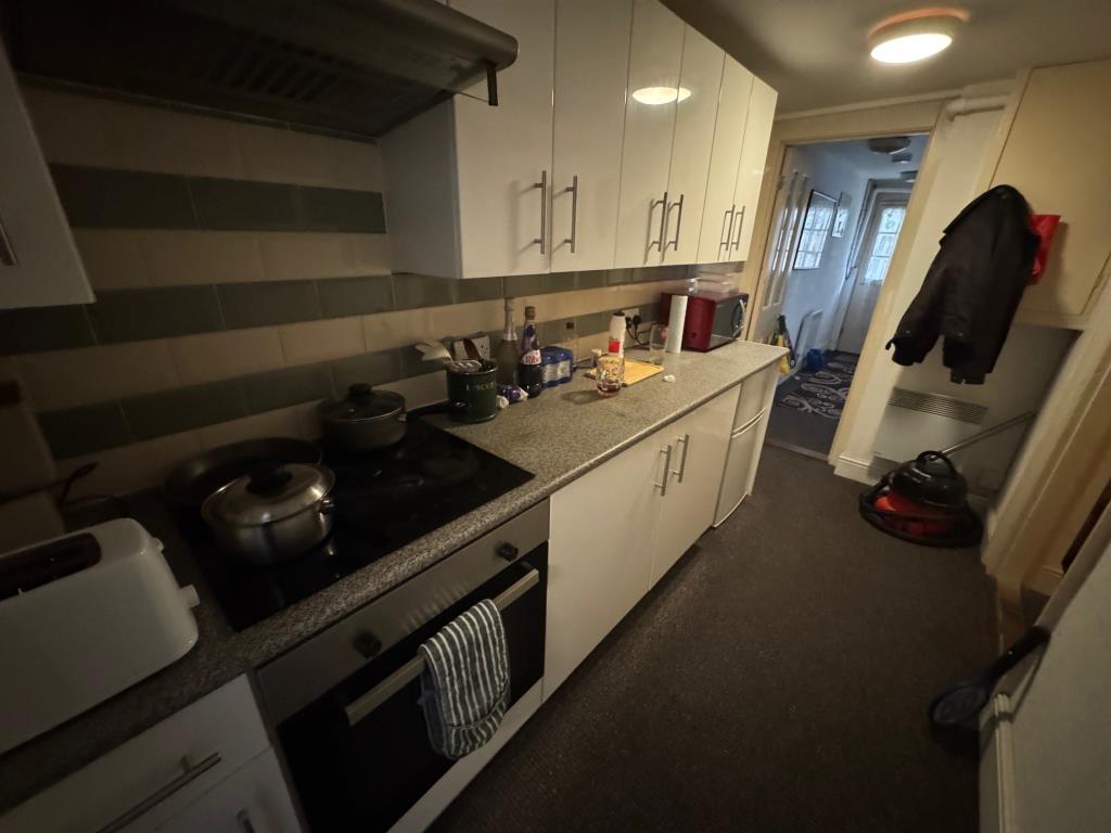 Lot: 161 - FREEHOLD INVESTMENT BLOCK OF FOUR FLATS - Basement flat - kitchen